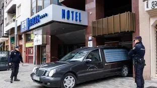 Un coche fúnebre sale del hotel de Logroño Un coche fúnebre sale del hotel de Logroño