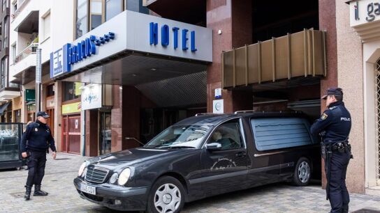 Un coche f&uacute;nebre sale del hotel de Logro&ntilde;o 