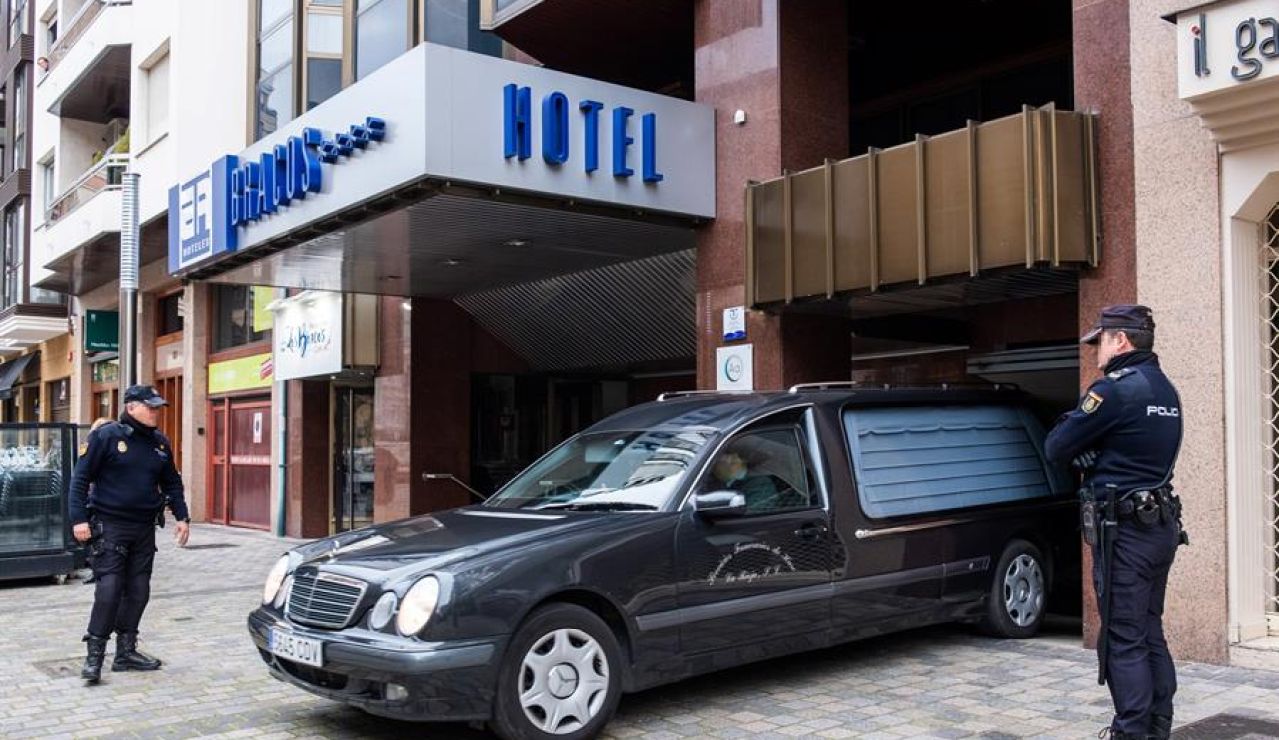 Un coche fúnebre sale del hotel de Logroño 