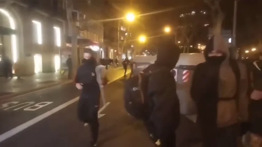 Decenas de personas se manifiestan cerca del Parlament en protesta por la retirada del esca&ntilde;o de Torra