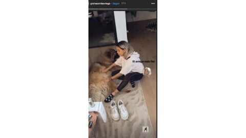 Gloria Camila junto a su enorme perro 