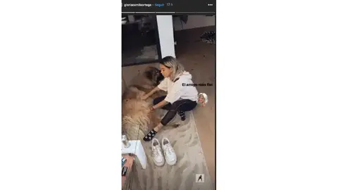 Gloria Camila junto a su enorme perro Gloria Camila junto a su enorme perro