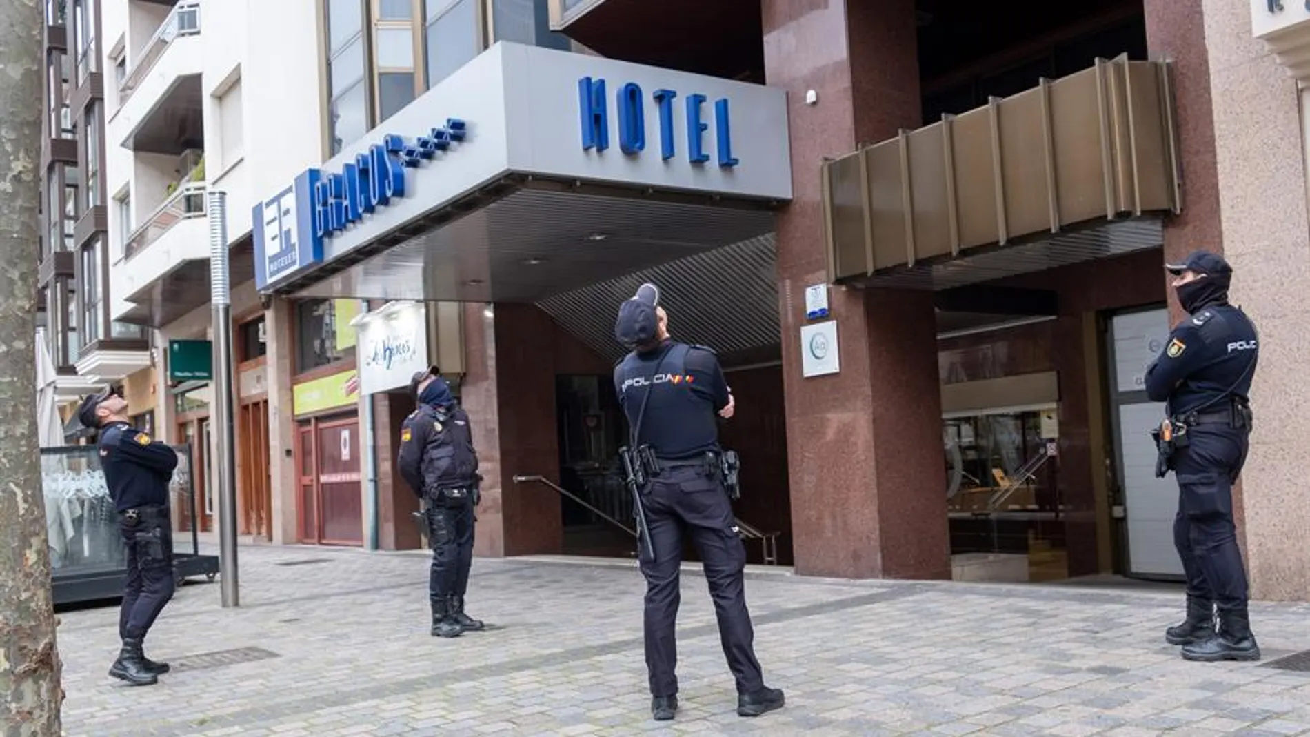 Varios policías observan el techo del hotel de Logroño
