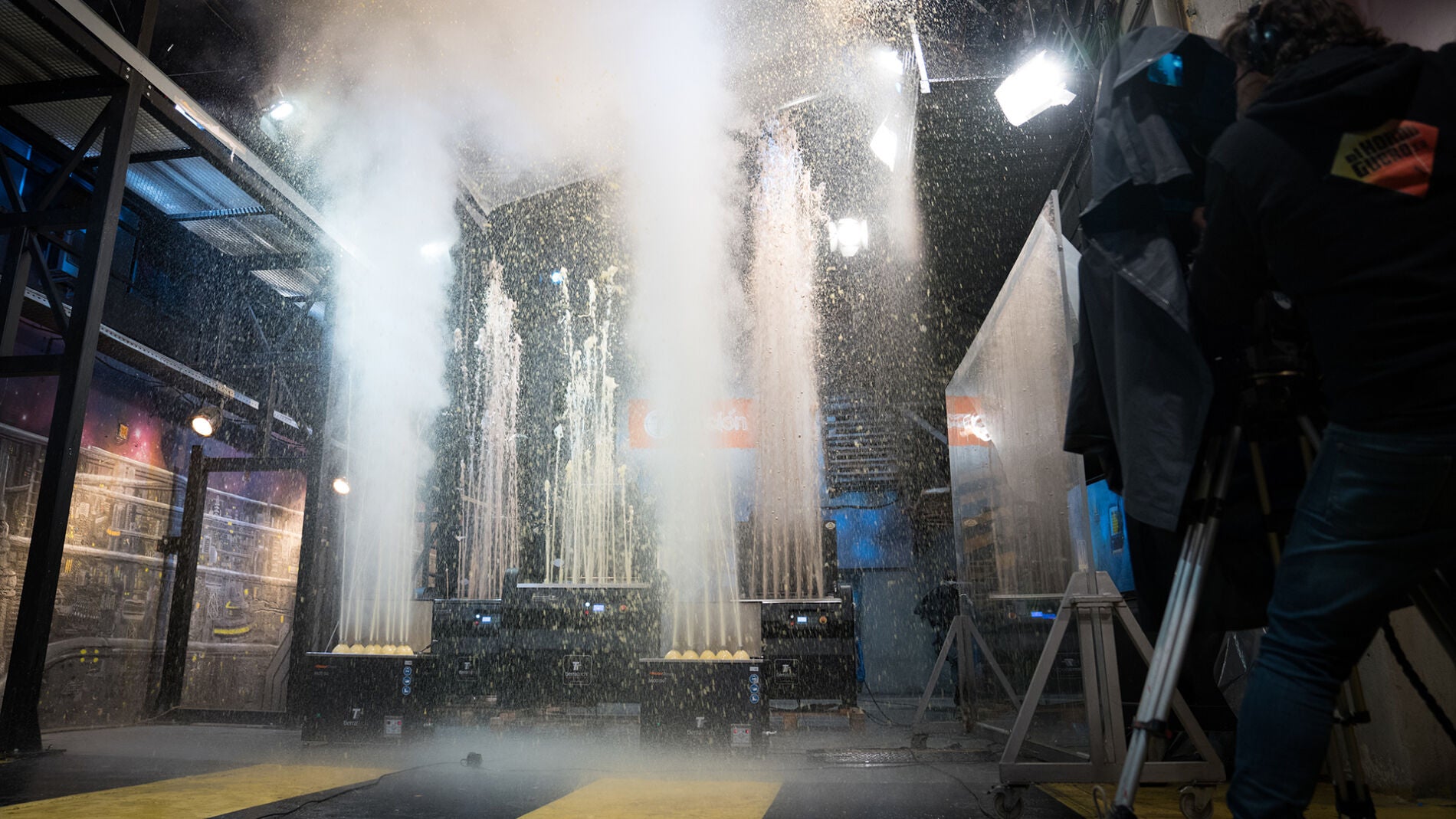 'El Hormiguero 3.0' se empapa de una fuente de refresco propulsado por ultrasonido