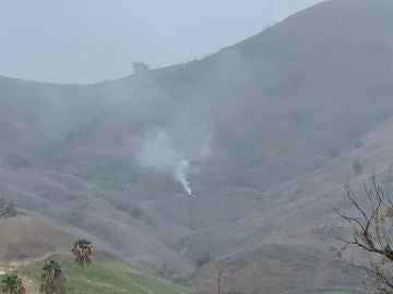 Una columna de humo en el lugar donde chocó el helicóptero de Kobe Bryant