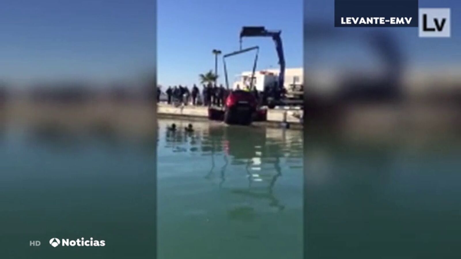 Se equivoca con los pedales y cae con su coche al puerto de Valencia 