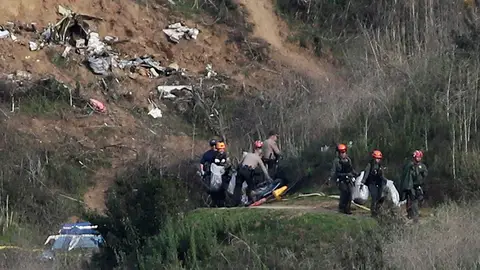 Retiran los cuerpos del lugar del accidente Retiran los cuerpos del lugar del accidente
