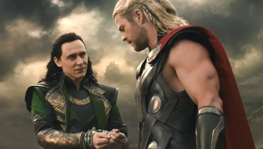 Loki (Tom Hiddleston) y Thor (Chris Hemsworth)