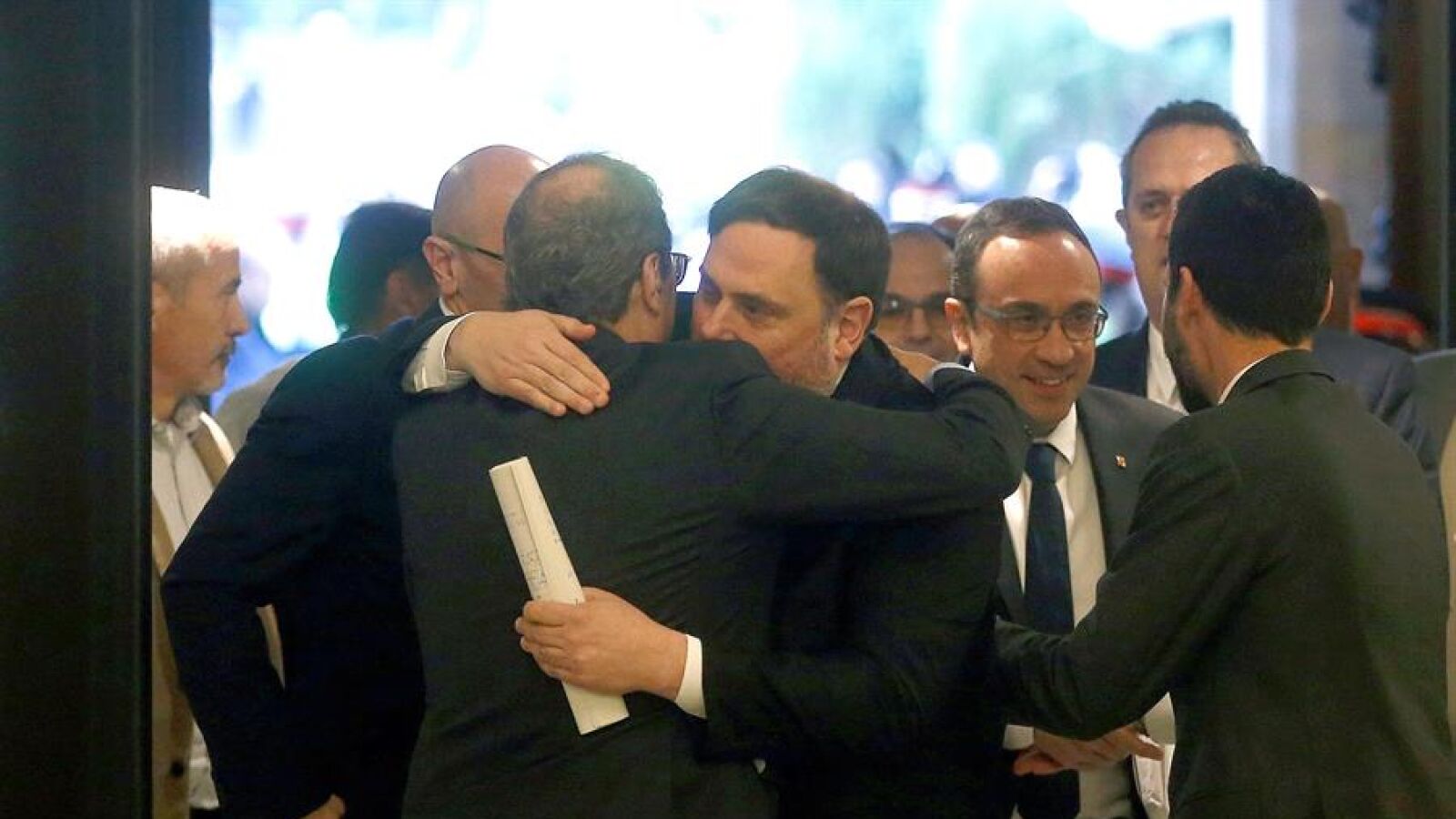 El abrazo entre Oriol Junqueras y Quim Torra