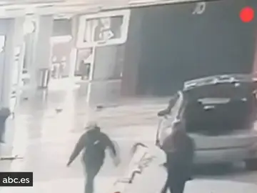 Meten el coche en el pasillo de un centro comercial y arrasan varias tiendas en Arroyomolinos, Madrid Meten el coche en el pasillo de un centro comercial y arrasan varias tiendas en Arroyomolinos, Madrid