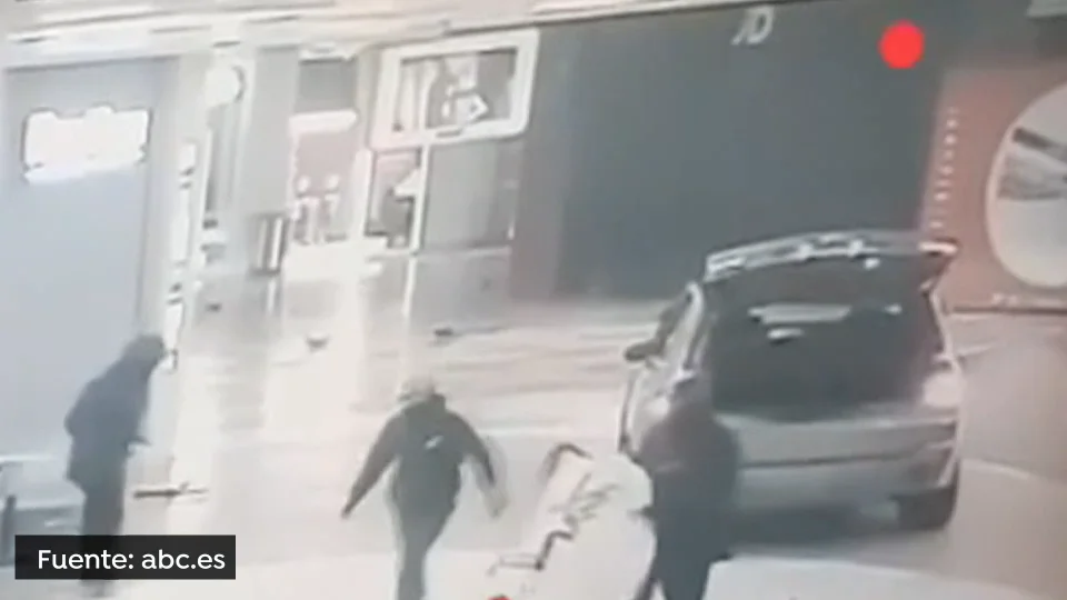 Meten el coche en el pasillo de un centro comercial y arrasan varias tiendas en Arroyomolinos, Madrid 