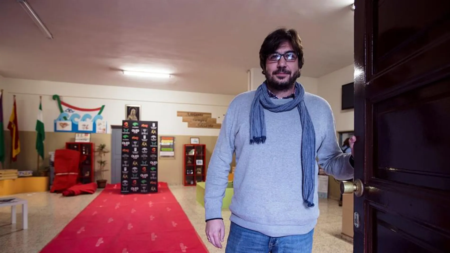 El director del colegio de las Misioneras Cruzadas, José Miguel Santos, posa junto a la alfombra de los Goya El director del colegio de las Misioneras Cruzadas, José Miguel Santos, posa junto a la alfombra de los Goya