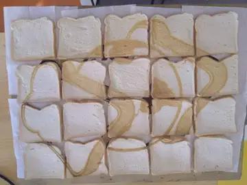 Dos chico cvrean un sándwich gigante de Tierra Dos chico cvrean un sándwich gigante de Tierra