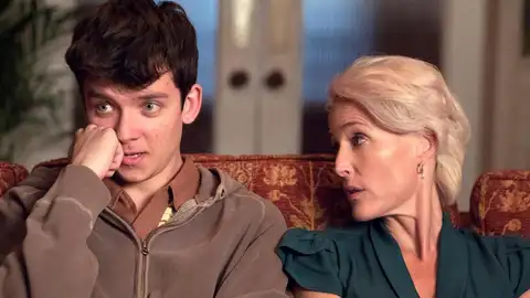 Asa Butterfield y Gillian Anderson en 'Sex Eduaction' Asa Butterfield y Gillian Anderson en 'Sex Eduaction'