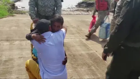 Rescatan a una familia perdida en el Amazonas durante 34 días Rescatan a una familia perdida en el Amazonas durante 34 días