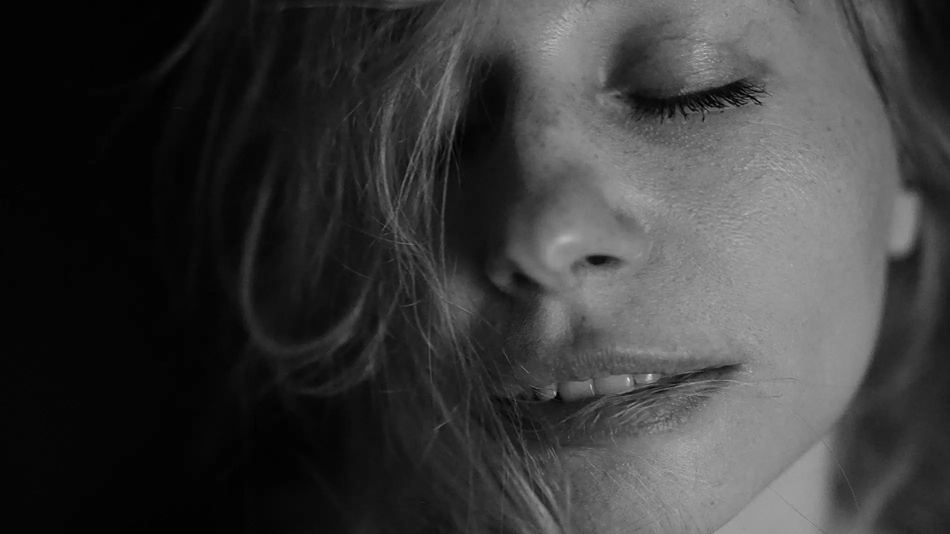 Mujer disfrutando (archivo)