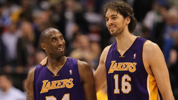 Kobe Bryant y Pau Gasol, sonrientes durante un partido de los Lakers