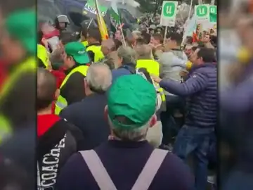 Fuertes cargas policiales contra agricultores y ganaderos extremeños a las puertas de AGROEXPO Fuertes cargas policiales contra agricultores y ganaderos extremeños a las puertas de AGROEXPO