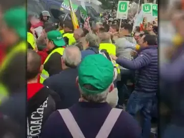 Fuertes cargas policiales contra agricultores y ganaderos extremeños a las puertas de AGROEXPO Fuertes cargas policiales contra agricultores y ganaderos extremeños a las puertas de AGROEXPO