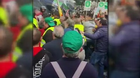 Fuertes cargas policiales contra agricultores y ganaderos extremeños a las puertas de AGROEXPO Fuertes cargas policiales contra agricultores y ganaderos extremeños a las puertas de AGROEXPO