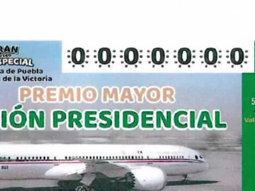 López Obrador presenta las papeletas para rifar el avión presidencial de México