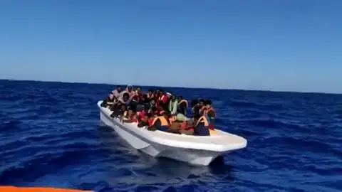 El Open Arms busca puerto europeo 282 personas a bordo El Open Arms busca puerto europeo 282 personas a bordo