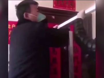 El bloqueo de la puerta de unos vecinos a otros por incumplir la cuarentena de 14 días por el coronavirus en China