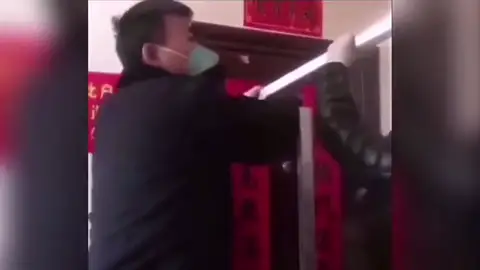 El bloqueo de la puerta de unos vecinos a otros por incumplir la cuarentena de 14 días por el coronavirus en China El bloqueo de la puerta de unos vecinos a otros por incumplir la cuarentena de 14 días por el coronavirus en China