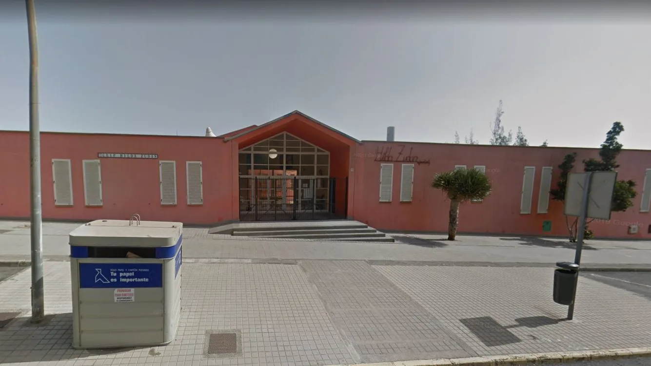 Entrada del colegio Hilda Zud&aacute;n