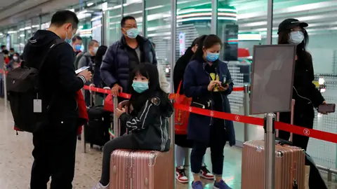 Pasajeros con mascarillas para protegerse del coronavirus Pasajeros con mascarillas para protegerse del coronavirus