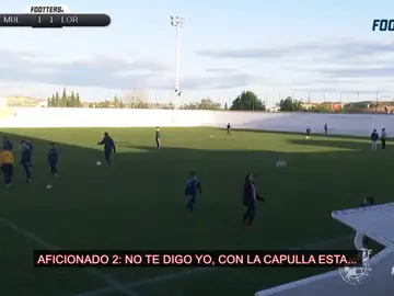 Aficionados acosan a una cámara de 'Footters' Aficionados acosan a una cámara de 'Footters'
