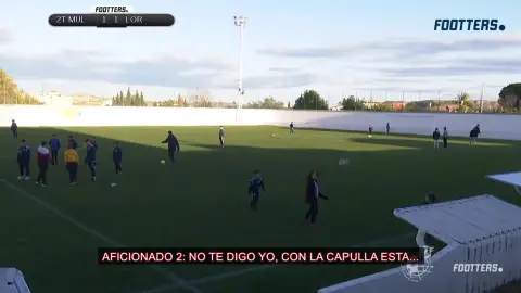 Aficionados acosan a una cámara de 'Footters' Aficionados acosan a una cámara de 'Footters'
