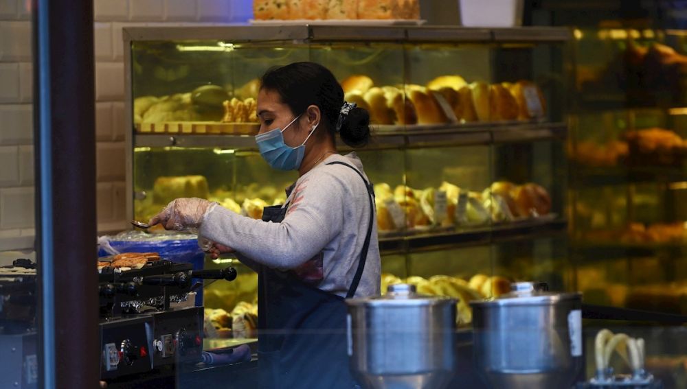 Una mujer en un comercio en China, en plena epidemia de coronavirus