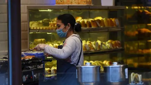 Una mujer en un comercio en China, en plena epidemia de coronavirus Una mujer en un comercio en China, en plena epidemia de coronavirus