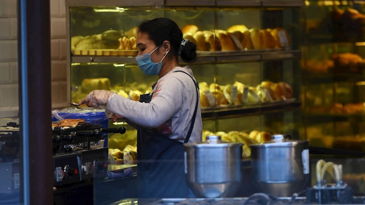 Una mujer en un comercio en China, en plena epidemia de coronavirus