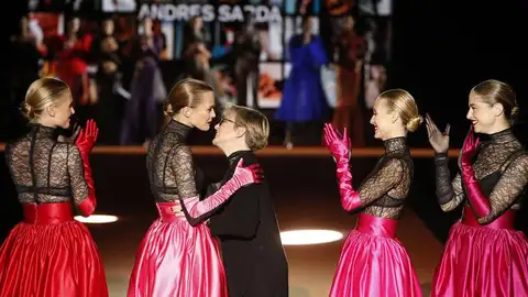 Las musas de Andrés Sardá juntas en la pasarela, quince años después Las musas de Andrés Sardá juntas en la pasarela, quince años después