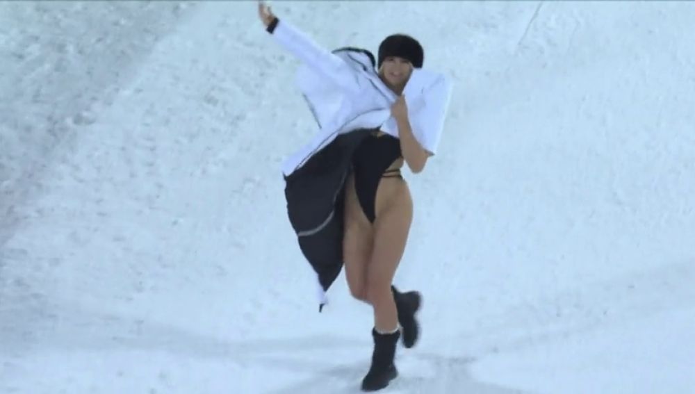 Una mujer en bañador interrumpe la Copa del Mundo de esquí alpino con una pancarta en recuerdo a Kobe Bryant