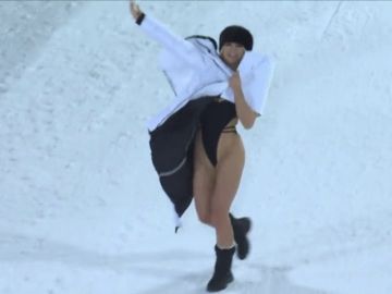 Una mujer en bañador interrumpe la Copa del Mundo de esquí alpino con una pancarta en recuerdo a Kobe Bryant