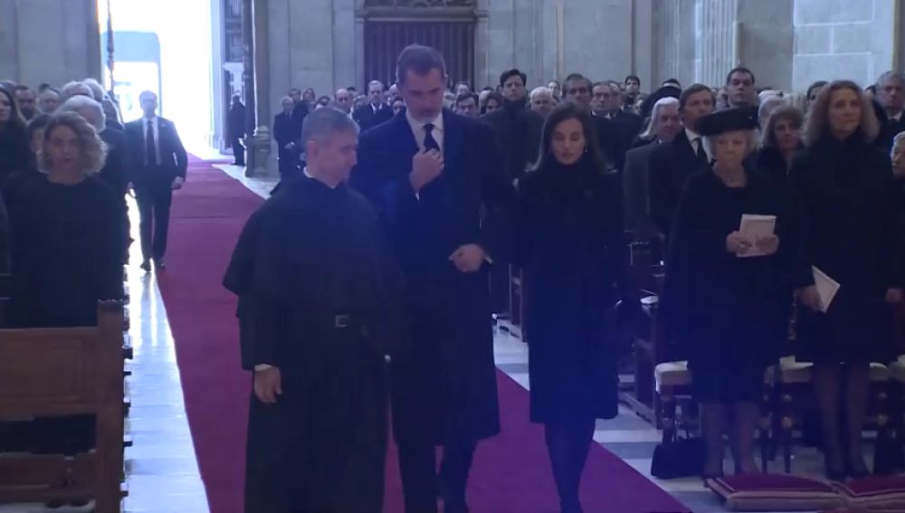 Los Reyes no saludan a las infantas Elena y Cristina en el funeral de Pilar de Borbón