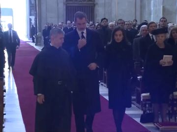 Los Reyes no saludan a las infantas Elena y Cristina en el funeral de Pilar de Borbón