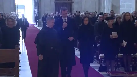 Los Reyes no saludan a las infantas Elena y Cristina en el funeral de Pilar de Borbón Los Reyes no saludan a las infantas Elena y Cristina en el funeral de Pilar de Borbón