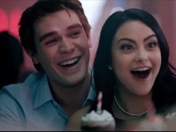KJ Apa y Camila Mendes en 'Riverdale' KJ Apa y Camila Mendes en 'Riverdale'