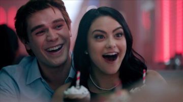 KJ Apa y Camila Mendes en 'Riverdale'