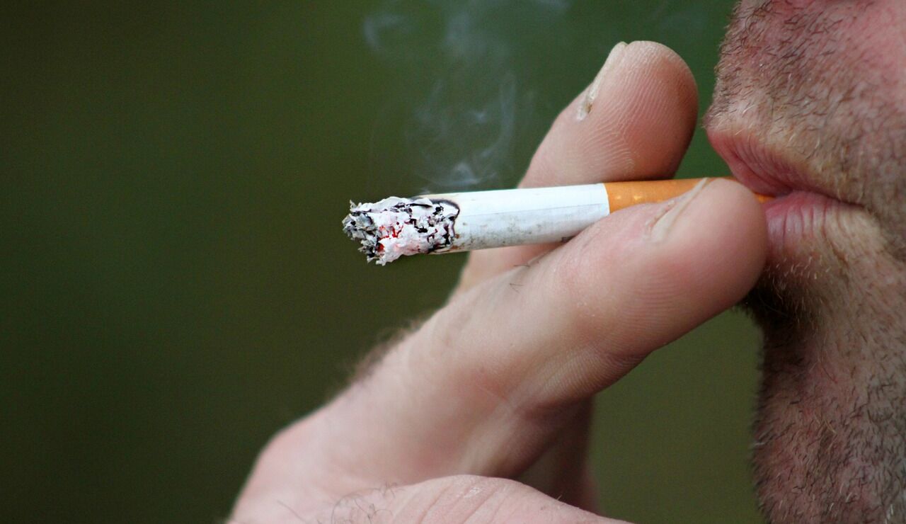 hombre fumando