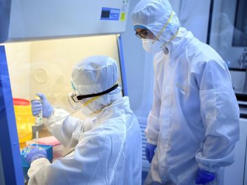 Científicos chinos trabajan en un reactivo para detectar el coronavirus 