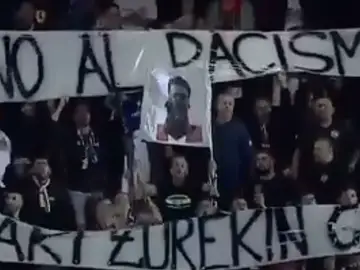 El tifo que sacó la afición del CD Tenerife en apoyo a Iñaki Williams El tifo que sacó la afición del CD Tenerife en apoyo a Iñaki Williams