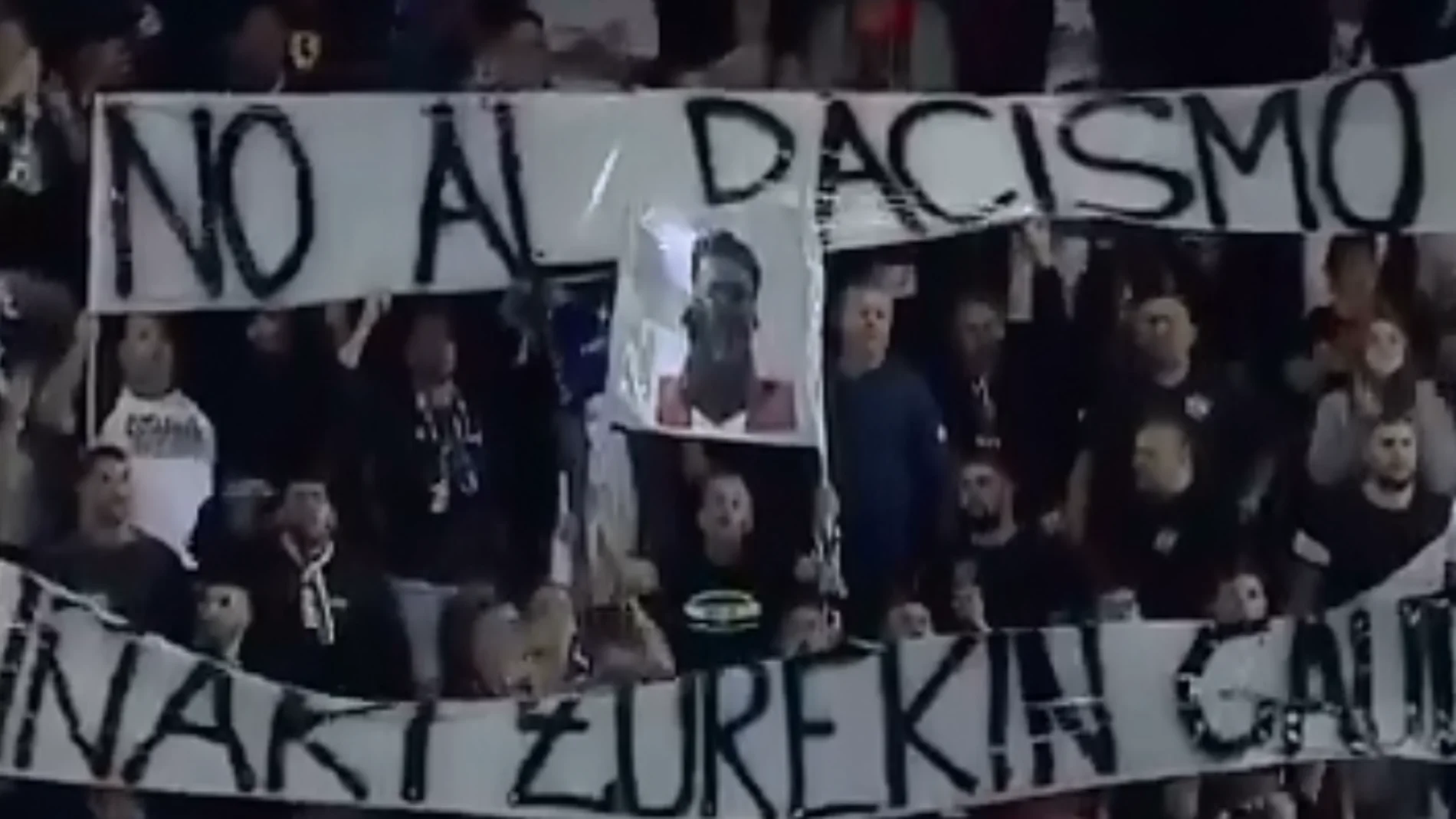 El tifo que sacó la afición del CD Tenerife en apoyo a Iñaki Williams El tifo que sacó la afición del CD Tenerife en apoyo a Iñaki Williams