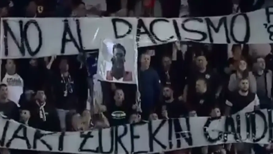 El tifo que sac&oacute; la afici&oacute;n del CD Tenerife en apoyo a I&ntilde;aki Williams