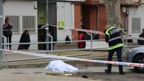 El hombre que ha muerto tiroteado en Salamanca paseaba con su hija pequeña en brazos El hombre que ha muerto tiroteado en Salamanca paseaba con su hija pequeña en brazos