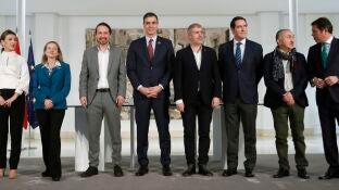 Pedro S&aacute;nchez, Yolanda D&iacute;az, Nadia Calvi&ntilde;o y Pablo Iglesias durante la firma con patronal y sindicatos